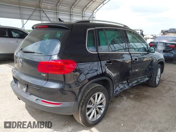 2017 Volkswagen Tiguan Wolfsburg Edition z VIN WVGRV7AX5HW501063, wystawiony jako IAAI lot #42099362 z przebiegiem 76 597 mil mil oraz . Historia ofert i sprzedaży dostępna na DreamBid. Obrazek 4.
