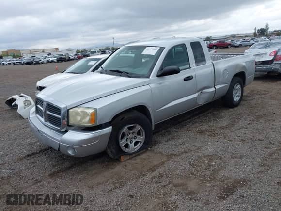 2007 Dodge Dakota SLT with VIN 1D7HE42K97S126808, listed as a IAAI auction lot 42189660 with 232,109 mi miles and . Bid and sale history available at DreamBid. Image 2.