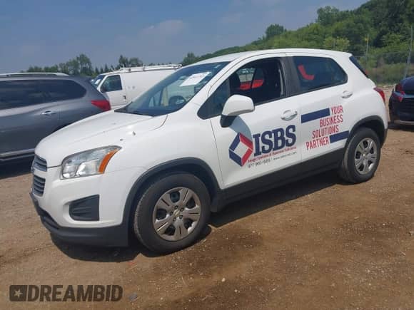 2015 Chevrolet Trax LS z VIN 3GNCJKSB0FL255335, wystawiony jako IAAI lot #42813743 z przebiegiem 168 411 mil mil oraz . Historia ofert i sprzedaży dostępna na DreamBid. Obrazek 2.