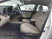 2017 Hyundai Elantra SE z VIN 5NPD84LF4HH140407, wystawiony jako Copart lot #84642105 z przebiegiem 86 788 mil mil oraz Szkoda całkowita • Salvage title. Historia ofert i sprzedaży dostępna na DreamBid. Obrazek 7.