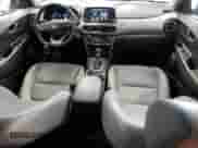 2021 Hyundai Kona Limited z VIN KM8K3CA57MU607129, wystawiony jako Copart lot #81685975 z przebiegiem 86 623 mil mil oraz Szkoda całkowita • Salvage title. Historia ofert i sprzedaży dostępna na DreamBid. Obrazek 8.
