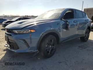 2023 Dodge Hornet GT Plus z VIN ZACNDFBN6P3A07990, wystawiony jako Copart lot #48873625 z przebiegiem 13 571 mil mil oraz Szkoda całkowita • Salvage title. Historia ofert i sprzedaży dostępna na DreamBid. Obrazek 1.