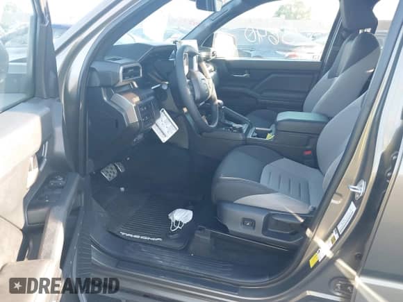 2024 Toyota Tacoma SR5 z VIN 3TMLB5JN9RM057547, wystawiony jako IAAI lot #42865640 z przebiegiem 28 049 mil mil oraz . Historia ofert i sprzedaży dostępna na DreamBid. Obrazek 5.