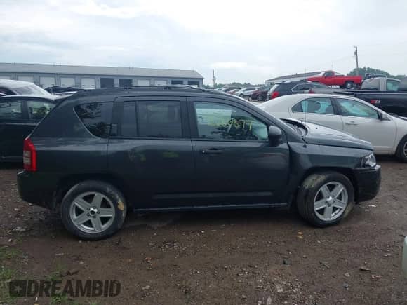 2010 Jeep Compass Sport z VIN 1J4NT1FB9AD677161, wystawiony jako IAAI lot #42686377 z przebiegiem 177 564 mil mil oraz . Historia ofert i sprzedaży dostępna na DreamBid. Obrazek 14.