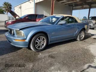 2005 Ford Mustang GT Deluxe z VIN 1ZVFT85H655222323, wystawiony jako Copart lot #66133305 z przebiegiem 100 537 mil mil oraz Szkoda całkowita • Salvage title. Historia ofert i sprzedaży dostępna na DreamBid. Obrazek 1.