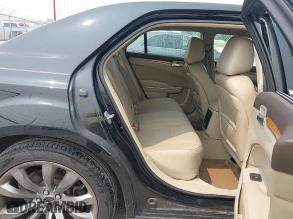 2013 Chrysler 300 C с VIN 2C3CCAEG7DH520802, выставлен на аукционе IAAI как лот 42385576 с пробегом 127 396 миль миль и . История ставок и продаж доступна на DreamBid. Изображение 8.