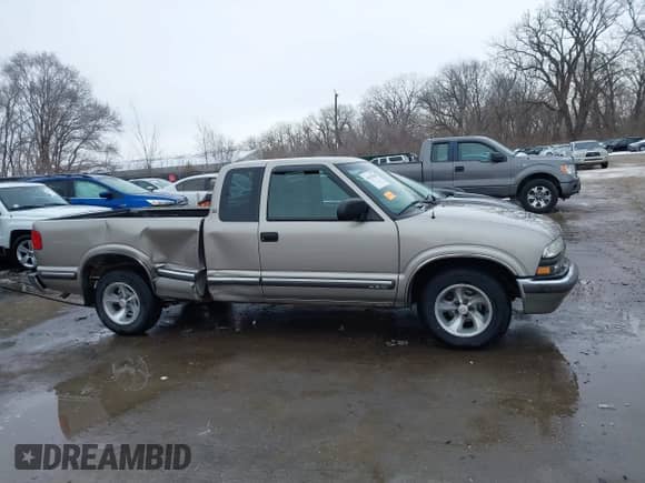 1999 Chevrolet S-10 LS z VIN 1GCCS19XXX8167877, wystawiony jako IAAI lot #41557040 z przebiegiem 136 368 mil mil oraz . Historia ofert i sprzedaży dostępna na DreamBid. Obrazek 13.