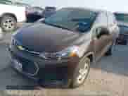 2020 Chevrolet Trax LS z VIN KL7CJKSB5LB352601, wystawiony jako IAAI lot #41950425 z przebiegiem 54 261 mil mil oraz . Historia ofert i sprzedaży dostępna na DreamBid. Obrazek 2.