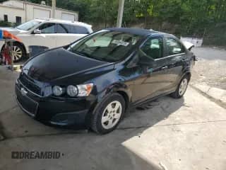 2014 Chevrolet Sonic LS z VIN 1G1JA5SHXE4145525, wystawiony jako Copart lot #70354475 z przebiegiem 51 705 mil mil oraz Szkoda całkowita • Salvage title. Historia ofert i sprzedaży dostępna na DreamBid. Obrazek 1.