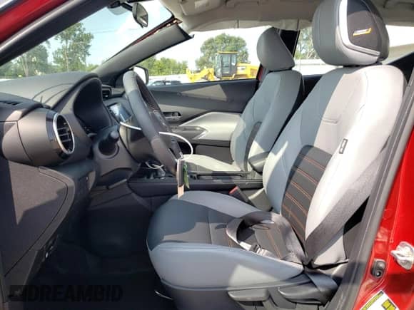 2024 Nissan Kicks SR с VIN 3N1CP5DV0RL503056, выставлен на аукционе Copart как лот 71857695 с пробегом 5 062 миль миль и Списание • Salvage title. История ставок и продаж доступна на DreamBid. Изображение 7.