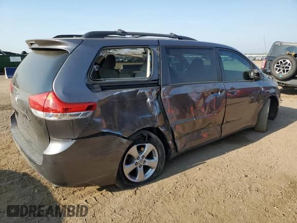 2014 Toyota Sienna LE AAS z VIN 5TDKK3DC6ES447266, wystawiony jako Copart lot #71686765 z przebiegiem 137 651 mil mil oraz Szkoda całkowita • Salvage title. Historia ofert i sprzedaży dostępna na DreamBid. Obrazek 3.