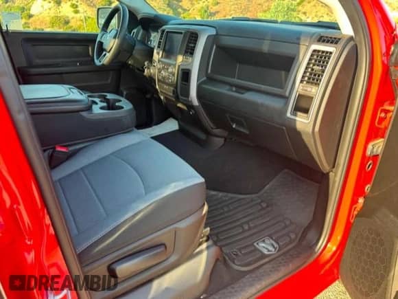 2021 Ram 1500 Tradesman z VIN 1C6RR6FG2MS530590, wystawiony jako Copart lot #68560715 z przebiegiem 10 948 mil mil oraz Czysty tytuł • Clean title. Historia ofert i sprzedaży dostępna na DreamBid. Obrazek 5.