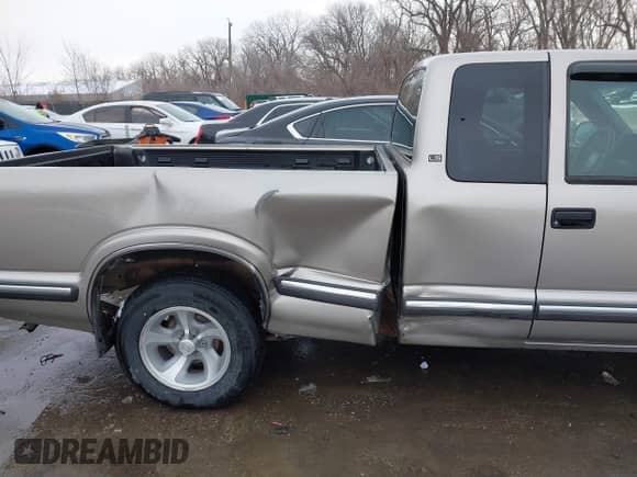 1999 Chevrolet S-10 LS z VIN 1GCCS19XXX8167877, wystawiony jako IAAI lot #41557040 z przebiegiem 136 368 mil mil oraz . Historia ofert i sprzedaży dostępna na DreamBid. Obrazek 6.