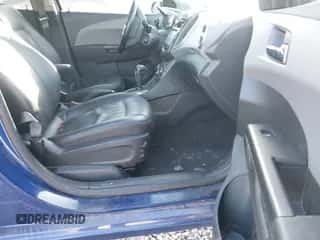 2014 Chevrolet Sonic LTZ z VIN 1G1JE6SB3E4180073, wystawiony jako IAAI lot #43552707 z przebiegiem 93 761 mil mil oraz . Historia ofert i sprzedaży dostępna na DreamBid. Obrazek 5.