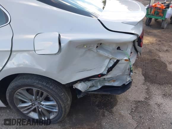 2023 Toyota Camry SE z VIN 4T1G11AK2PU137294, wystawiony jako IAAI lot #43313542 z przebiegiem 71 374 mil mil oraz . Historia ofert i sprzedaży dostępna na DreamBid. Obrazek 6.