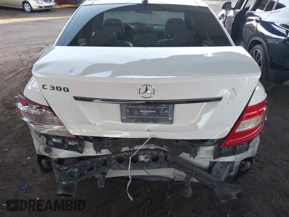 2009 Mercedes-Benz C 300 Sport z VIN WDDGF54X49F245367, wystawiony jako IAAI lot #43462372 z przebiegiem 117 239 mil mil oraz . Historia ofert i sprzedaży dostępna na DreamBid. Obrazek 6.