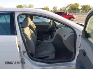 2011 Chevrolet Malibu 1LS z VIN 1G1ZB5E15BF354475, wystawiony jako IAAI lot #43059977 z przebiegiem 169 371 mil mil oraz . Historia ofert i sprzedaży dostępna na DreamBid. Obrazek 5.