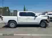 2023 Nissan Frontier SV z VIN 1N6ED1EJ2PN607013, wystawiony jako IAAI lot #43012793 z przebiegiem 52 943 mil mil oraz . Historia ofert i sprzedaży dostępna na DreamBid. Obrazek 14.