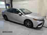 2023 Toyota Camry SE z VIN 4T1G11AK6PU818767, wystawiony jako Copart lot #86149815 z przebiegiem 45 434 mil mil oraz Czysty tytuł • Clean title. Historia ofert i sprzedaży dostępna na DreamBid. Obrazek 4.