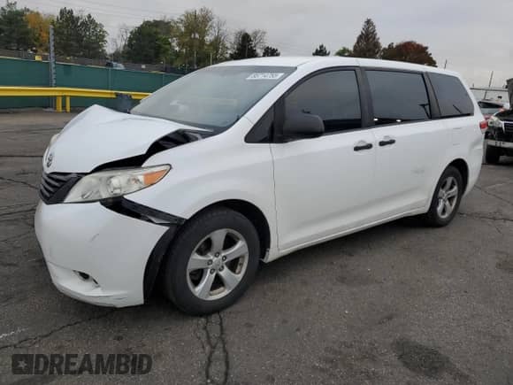 2011 Toyota Sienna с VIN 5TDKA3DC0BS003153, выставлен на аукционе Copart как лот 85714755 с пробегом 163 941 миль миль и Списание • Salvage title. История ставок и продаж доступна на DreamBid. Изображение 1.