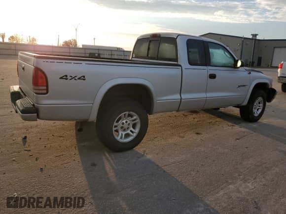 2001 Dodge Dakota z VIN 1B7GG22X71S348268, wystawiony jako Copart lot #82101434 z przebiegiem 267 004 mil mil oraz Szkoda całkowita • Salvage title. Historia ofert i sprzedaży dostępna na DreamBid. Obrazek 3.