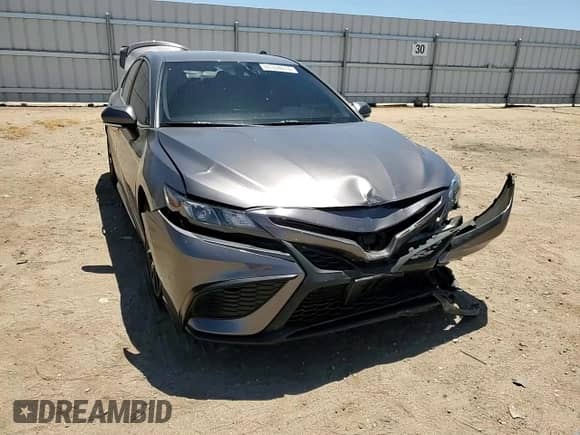 2023 Toyota Camry SE z VIN 4T1G11AK9PU155758, wystawiony jako Copart lot #42059185 z przebiegiem 18 622 mil mil oraz Czysty tytuł • Clean title. Historia ofert i sprzedaży dostępna na DreamBid. Obrazek 10.