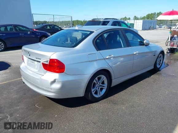 2008 BMW 3 Series 328i z VIN WBAVA33588K055157, wystawiony jako IAAI lot #43455795 z przebiegiem 232 352 mil mil oraz . Historia ofert i sprzedaży dostępna na DreamBid. Obrazek 4.