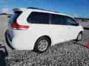 2013 Toyota Sienna XLE AAS z VIN 5TDYK3DC8DS332113, wystawiony jako Copart lot #69010115 z przebiegiem 148 685 mil mil oraz Szkoda całkowita • Salvage title. Historia ofert i sprzedaży dostępna na DreamBid. Obrazek 3.