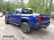 2024 Toyota Tacoma SR5 z VIN 3TMLB5JN5RM079724, wystawiony jako IAAI lot #42507488 z przebiegiem 6 543 mil mil oraz . Historia ofert i sprzedaży dostępna na DreamBid. Obrazek 3.
