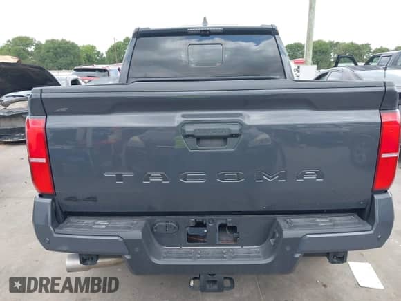 2024 Toyota Tacoma SR5 z VIN 3TMLB5JN2RM051282, wystawiony jako IAAI lot #42370502 z przebiegiem 3 932 mil mil oraz . Historia ofert i sprzedaży dostępna na DreamBid. Obrazek 17.
