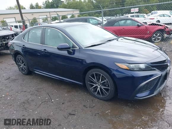 2021 Toyota Camry SE Nightshade z VIN 4T1G11AK8MU585082, wystawiony jako IAAI lot #43245347 z przebiegiem 88 301 mil mil oraz . Historia ofert i sprzedaży dostępna na DreamBid. Obrazek 1.