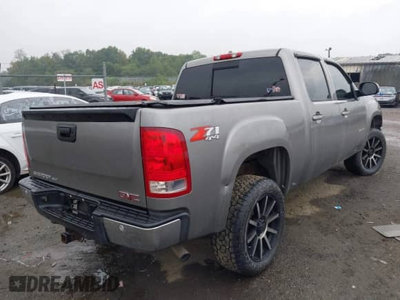 2007 GMC Sierra 1500 SLE1 with VIN 2GTEK13M171533753, listed as a IAAI auction lot 43300799 with 209,720 mi miles and . Bid and sale history available at DreamBid. Image 4.