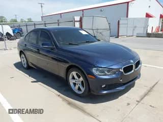 2013 BMW 3 Series 320i xDrive z VIN WBA3C3C54DF981821, wystawiony jako IAAI lot #42252523 z przebiegiem 109 260 mil mil oraz . Historia ofert i sprzedaży dostępna na DreamBid. Obrazek 1.