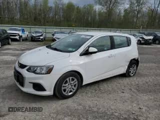 2018 Chevrolet Sonic LT z VIN 1G1JG6SH0J4131387, wystawiony jako Copart lot #56011655 z przebiegiem 160 875 mil mil oraz Czysty tytuł • Clean title. Historia ofert i sprzedaży dostępna na DreamBid. Obrazek 1.