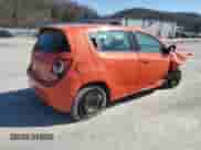 2013 Chevrolet Sonic LS z VIN 1G1JB6SG9D4211801, wystawiony jako Copart lot #49668795 z przebiegiem 180 238 mil mil oraz Szkoda całkowita • Salvage title. Historia ofert i sprzedaży dostępna na DreamBid. Obrazek 3.