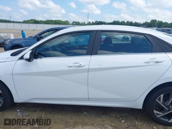 2024 Hyundai Elantra SEL z VIN KMHLS4DG8RU734358, wystawiony jako IAAI lot #42766421 z przebiegiem 13 886 mil mil oraz . Historia ofert i sprzedaży dostępna na DreamBid. Obrazek 15.