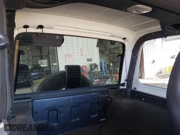 2002 Jeep Wrangler Sport z VIN 1J4FA49S22P715529, wystawiony jako Copart lot #89871905 z przebiegiem 133 220 mil mil oraz Szkoda całkowita • Salvage title. Historia ofert i sprzedaży dostępna na DreamBid. Obrazek 11.