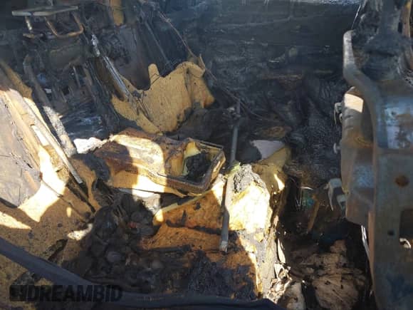 2016 Kia Sorento EX z VIN 5XYPHDA18GG018479, wystawiony jako IAAI lot #42134761 z przebiegiem Nie podano mil oraz . Historia ofert i sprzedaży dostępna na DreamBid. Obrazek 8.