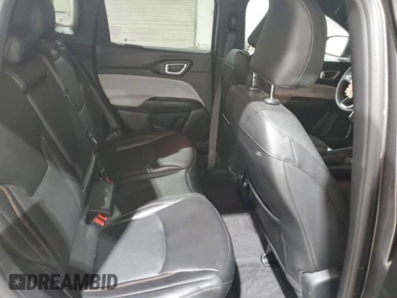 2023 Jeep Compass Latitude Lux z VIN 3C4NJDFN9PT558505, wystawiony jako Copart lot #68372885 z przebiegiem 15 098 mil mil oraz Szkoda całkowita • Salvage title. Historia ofert i sprzedaży dostępna na DreamBid. Obrazek 11.