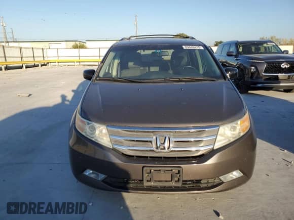 2013 Honda Odyssey Touring z VIN 5FNRL5H93DB050994, wystawiony jako Copart lot #89448415 z przebiegiem 138 294 mil mil oraz Czysty tytuł • Clean title. Historia ofert i sprzedaży dostępna na DreamBid. Obrazek 5.