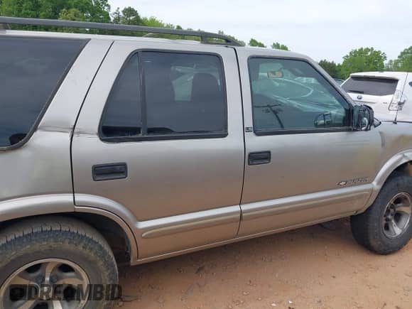 2003 Chevrolet Blazer LS с VIN 1GNCS13X43K102715, выставлен на аукционе IAAI как лот 41983401 с пробегом 164 897 миль миль и . История ставок и продаж доступна на DreamBid. Изображение 13.