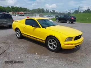 2005 Ford Mustang Deluxe z VIN 1ZVFT80N955161885, wystawiony jako IAAI lot #42520931 z przebiegiem 240 753 mil mil oraz . Historia ofert i sprzedaży dostępna na DreamBid. Obrazek 1.