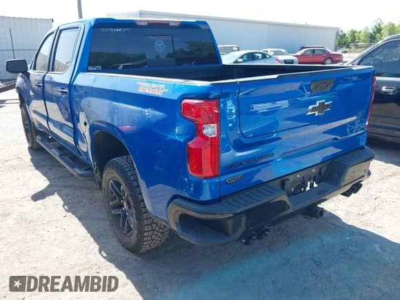 2024 Chevrolet Silverado 1500 LT Trail Boss z VIN 3GCUDFED4RG208525, wystawiony jako IAAI lot #42239130 z przebiegiem 22 472 mil mil oraz . Historia ofert i sprzedaży dostępna na DreamBid. Obrazek 3.