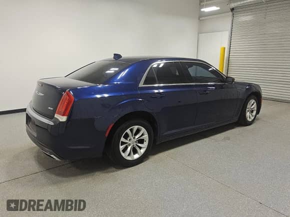 2015 Chrysler 300 Limited z VIN 2C3CCAAG8FH743696, wystawiony jako Copart lot #84967885 z przebiegiem 137 999 mil mil oraz Czysty tytuł • Clean title. Historia ofert i sprzedaży dostępna na DreamBid. Obrazek 3.