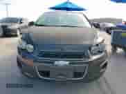 2013 Chevrolet Sonic LT z VIN 1G1JC5SH8D4188978, wystawiony jako Copart lot #71029625 z przebiegiem 41 446 mil mil oraz Szkoda całkowita • Salvage title. Historia ofert i sprzedaży dostępna na DreamBid. Obrazek 5.