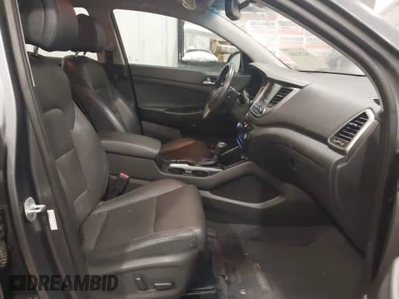 2018 Hyundai Tucson Value z VIN KM8J33A28JU615981, wystawiony jako IAAI lot #42281881 z przebiegiem 71 835 mil mil oraz . Historia ofert i sprzedaży dostępna na DreamBid. Obrazek 5.