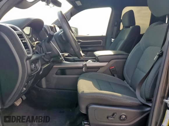 2023 Ram 1500 Big Horn z VIN 1C6RREBG1PN608585, wystawiony jako Copart lot #70841735 z przebiegiem 16 638 mil mil oraz Czysty tytuł • Clean title. Historia ofert i sprzedaży dostępna na DreamBid. Obrazek 7.