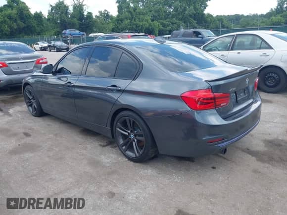 2016 BMW 3 Series 320i xDrive z VIN WBA8A3C52GK551275, wystawiony jako IAAI lot #42609667 z przebiegiem 114 991 mil mil oraz . Historia ofert i sprzedaży dostępna na DreamBid. Obrazek 3.