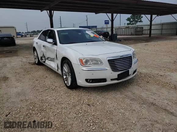 2011 Chrysler 300 C z VIN 2C3CA6CT6BH522993, wystawiony jako Copart lot #86482524 z przebiegiem 226 108 mil mil oraz Szkoda całkowita • Salvage title. Historia ofert i sprzedaży dostępna na DreamBid. Obrazek 10.