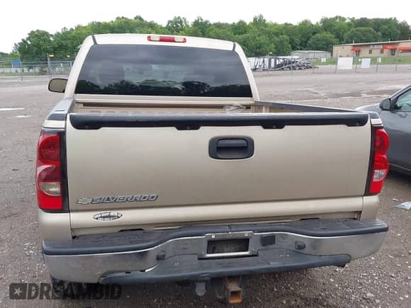 2006 Chevrolet Silverado 1500 LT3 with VIN 2GCEK13T561173229, listed as a IAAI auction lot 42351131 with 312,889 mi miles and . Bid and sale history available at DreamBid. Image 16.